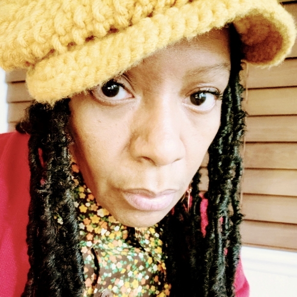 Hi, I'm Kat of Stray Kat Style. 😻 Thanks for stopping by our closet!! - Picture 1 of 1